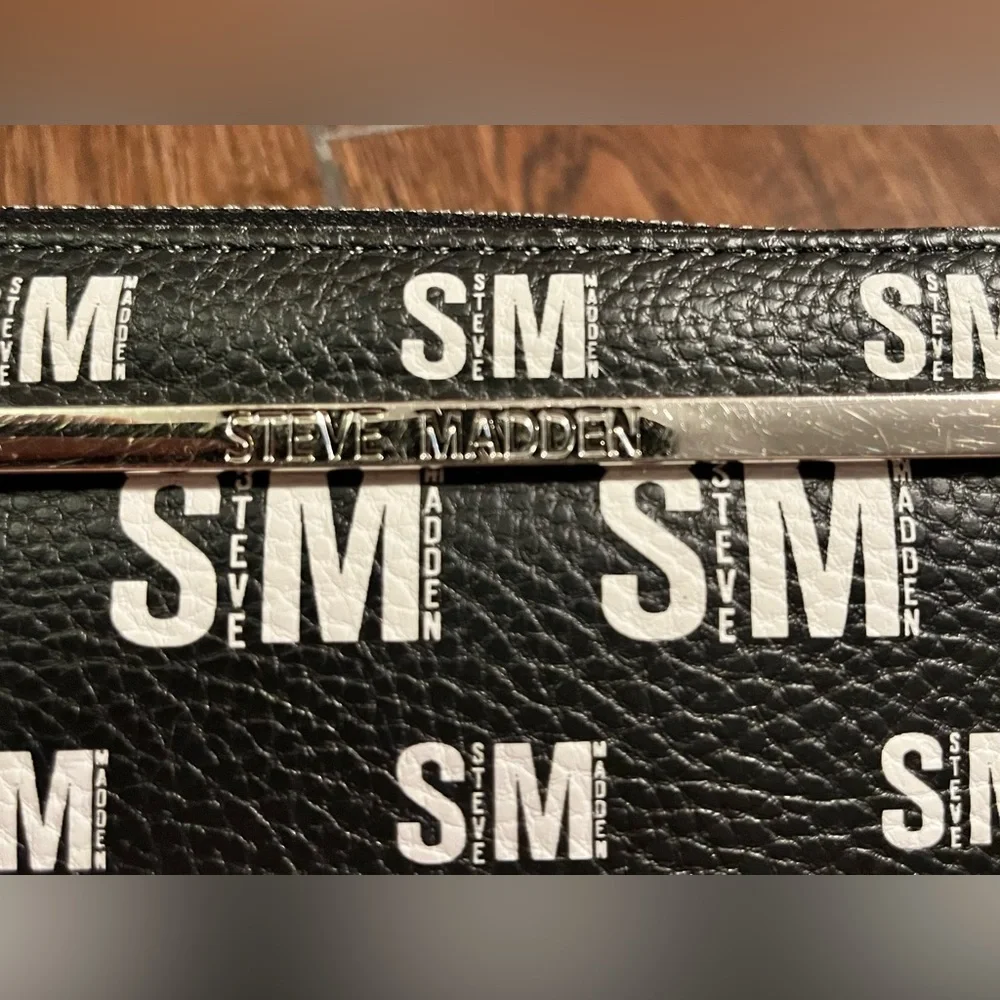 Steve Madden wallet/wristlet.  Zipper closure. Lots of space. Black & white. - Picture 3 of 15